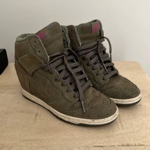 Women’s size 6 olive green suede high heel dunks
